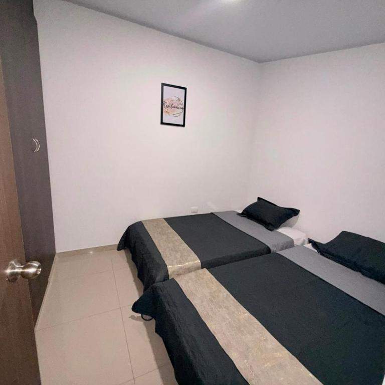 Apartamento moderno con aire y parqueadero - Three-Bedroom Apartment - 17