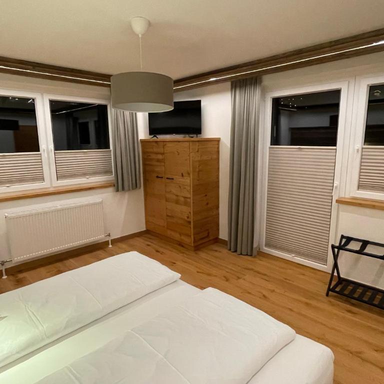 Edelweiß Apartment - One-Bedroom Apartment with Balcony - 11