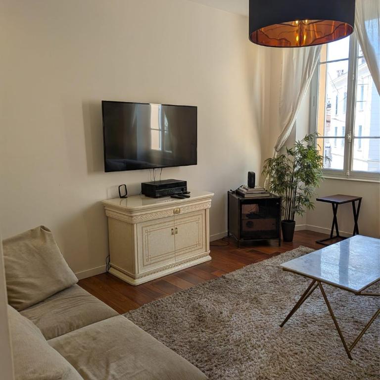 Beautiful Modern 4 Bedroom Apartment in Contemporary Villa with AC Balcony and Free Parking - Appartement - Vue sur Jardin - 6