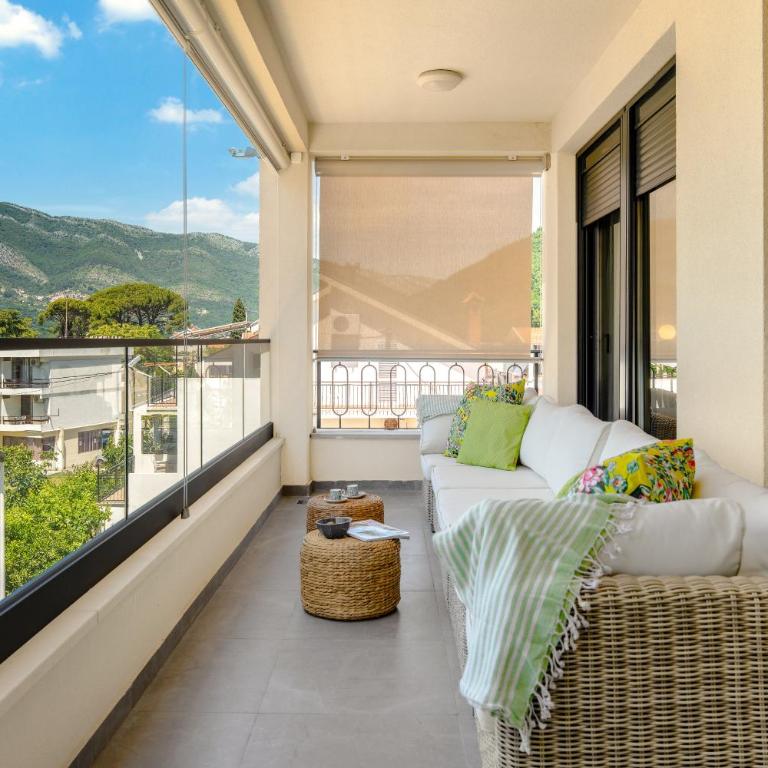 Luxurious Bohemian Residence with Pool - Apartman sa 2 Spavaće Sobe, Terasom i Pogledom na More - 10