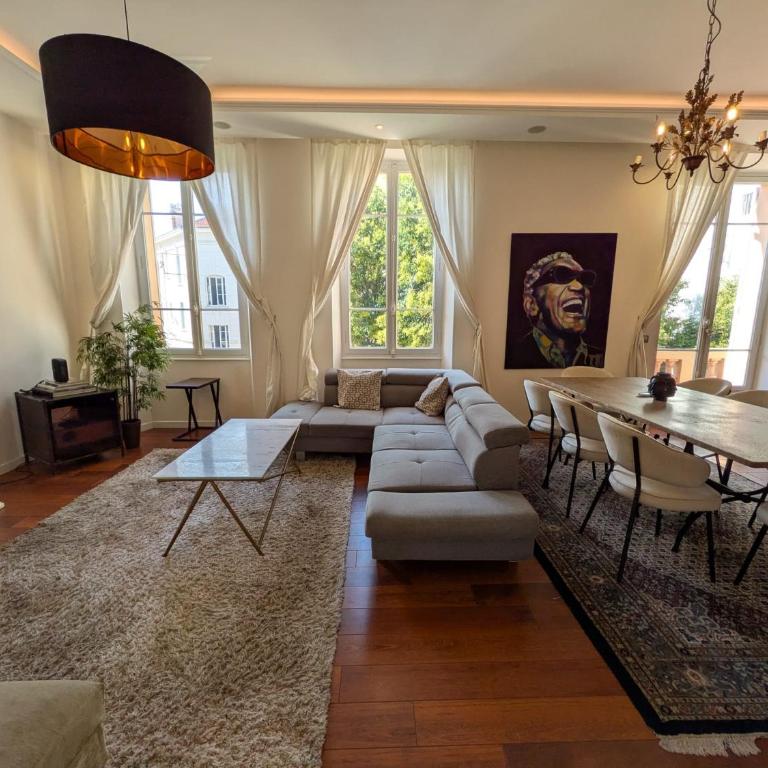Beautiful Modern 4 Bedroom Apartment in Contemporary Villa with AC Balcony and Free Parking - Appartement - Vue sur Jardin - 2