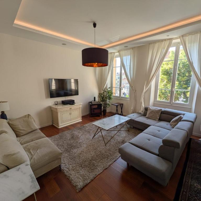 Beautiful Modern 4 Bedroom Apartment in Contemporary Villa with AC Balcony and Free Parking - Appartement - Vue sur Jardin - 3