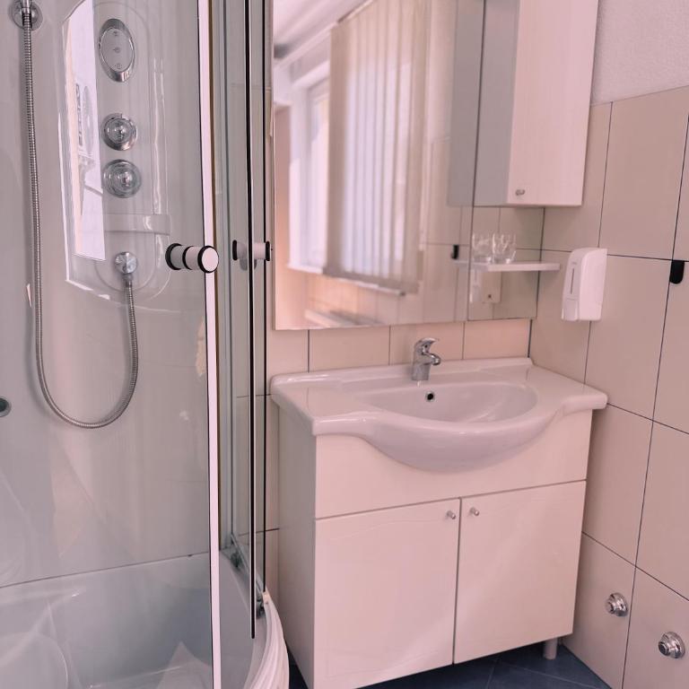 Layal Residence Exclusive 3 Floor House - Three-Bedroom House - 40