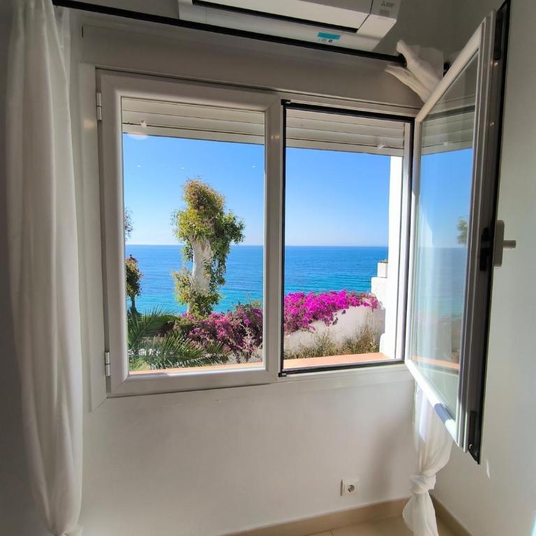 Frontline of the sea, 3 rooms 2 baths, Parking - Three-Bedroom Villa - 15