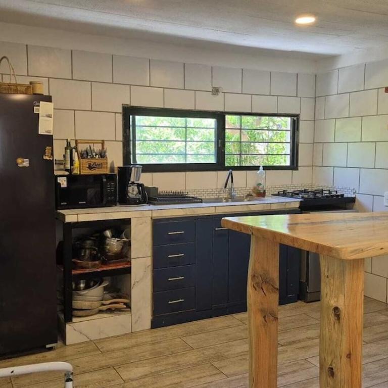 Spacious 4-bedroom house with a pool across the street from Ocean Park beach - Casa - 3