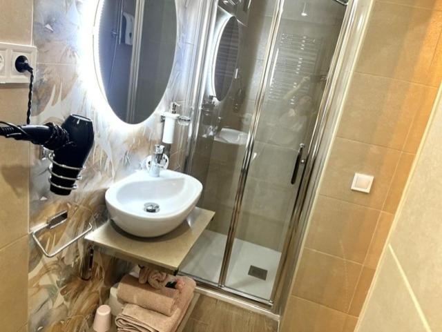 Front Arc - Habitación Doble con baño privado - 3