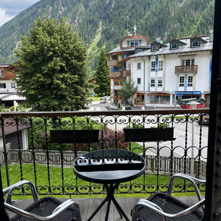 City Center Rooms - Doppelzimmer mit Balkon - 3