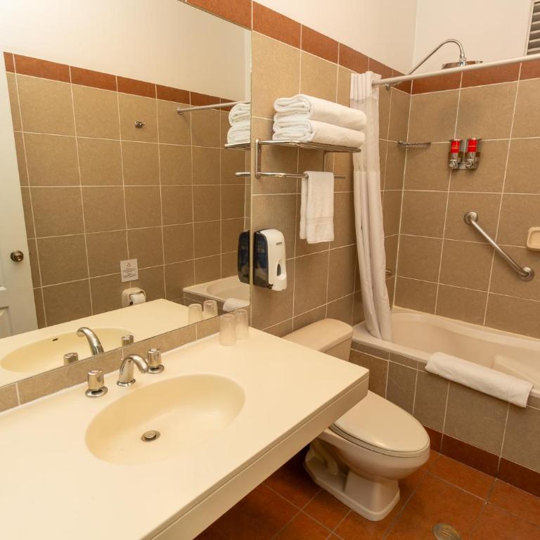 Ecoterra Essentials San Blas - Habitación con cama extragrande y bañera de hidromasaje - 1