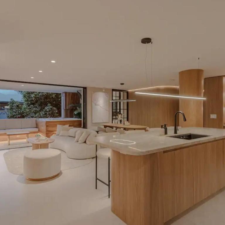 Espectacular apartamento con jacuzzi, recien remodelado, Poblado, Medellin - Three-Bedroom Apartment - 1