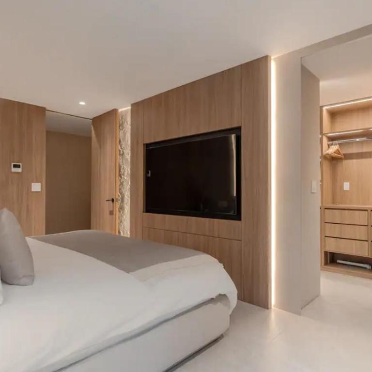 Espectacular apartamento con jacuzzi, recien remodelado, Poblado, Medellin - Three-Bedroom Apartment - 2