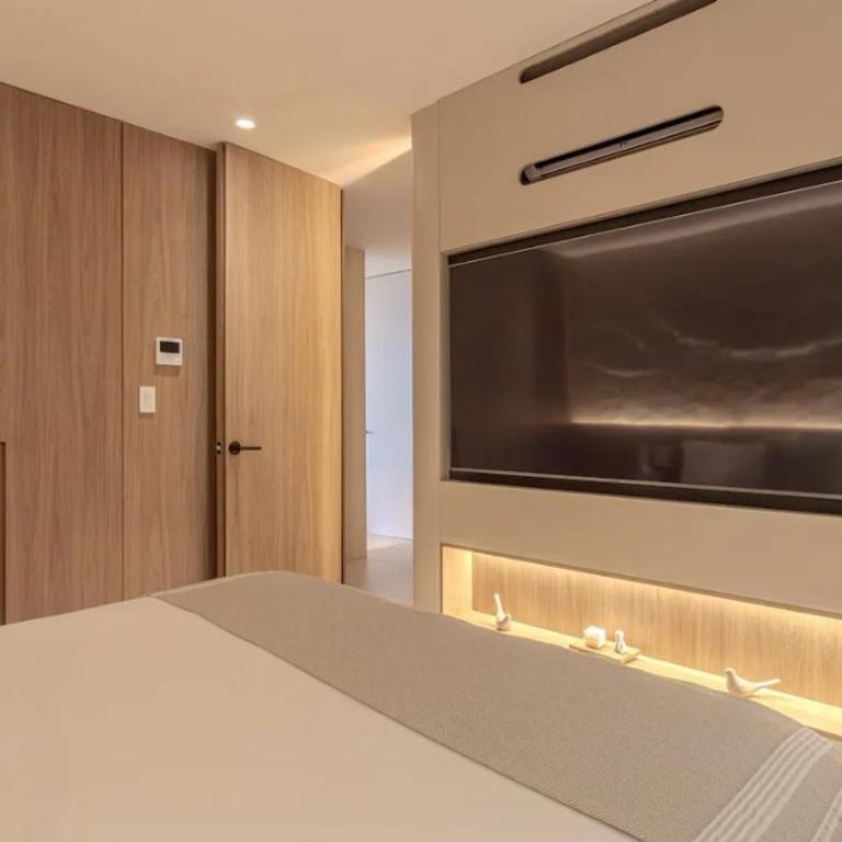 Espectacular apartamento con jacuzzi, recien remodelado, Poblado, Medellin - Three-Bedroom Apartment - 8