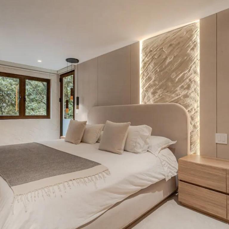 Espectacular apartamento con jacuzzi, recien remodelado, Poblado, Medellin - Three-Bedroom Apartment - 10