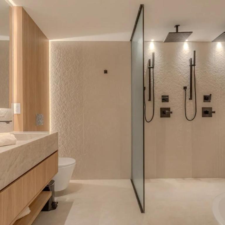 Espectacular apartamento con jacuzzi, recien remodelado, Poblado, Medellin - Three-Bedroom Apartment - 11