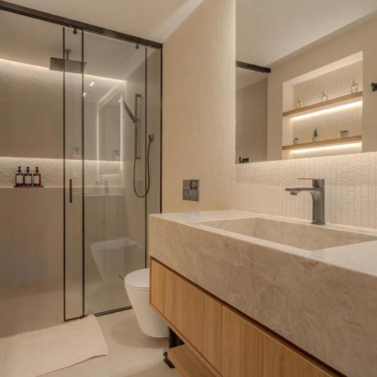 Espectacular apartamento con jacuzzi, recien remodelado, Poblado, Medellin - Three-Bedroom Apartment - 15