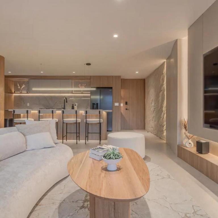 Espectacular apartamento con jacuzzi, recien remodelado, Poblado, Medellin - Three-Bedroom Apartment - 16