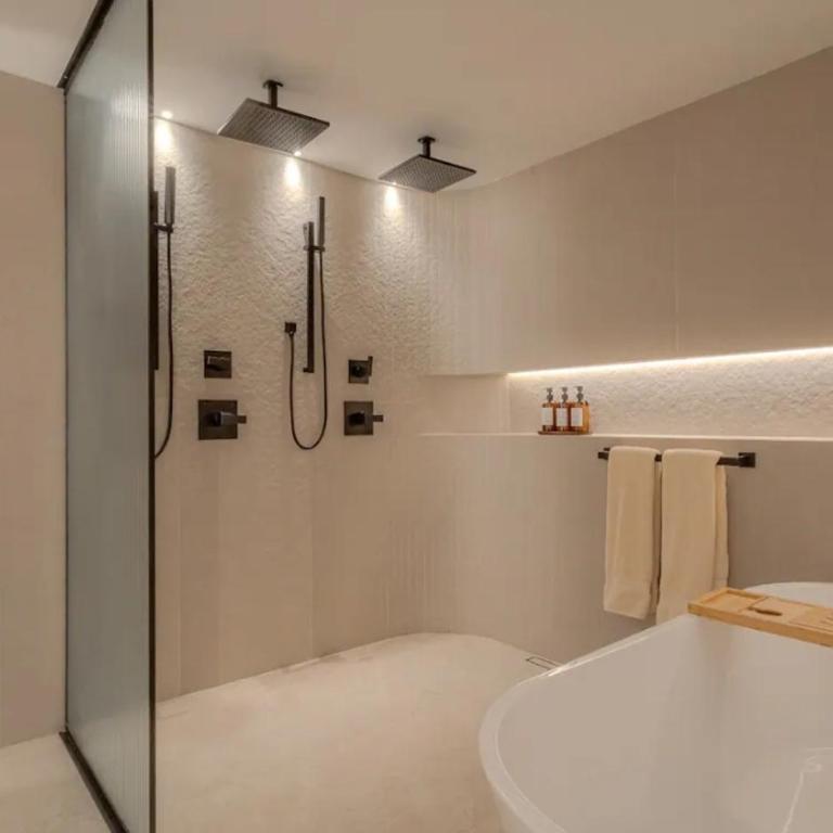 Espectacular apartamento con jacuzzi, recien remodelado, Poblado, Medellin - Three-Bedroom Apartment - 20