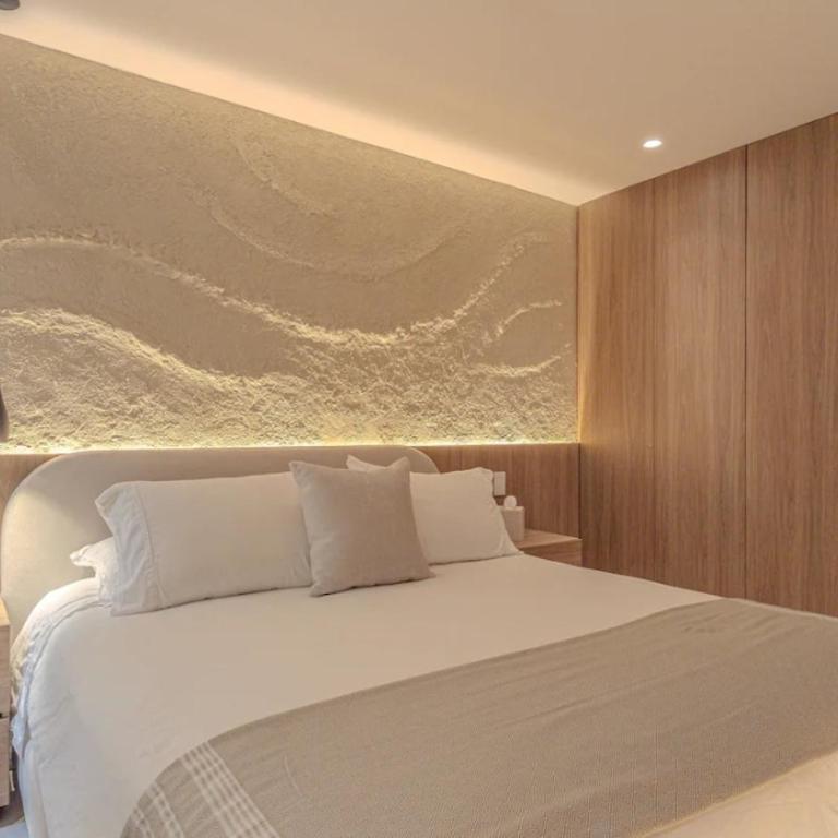 Espectacular apartamento con jacuzzi, recien remodelado, Poblado, Medellin - Three-Bedroom Apartment - 21