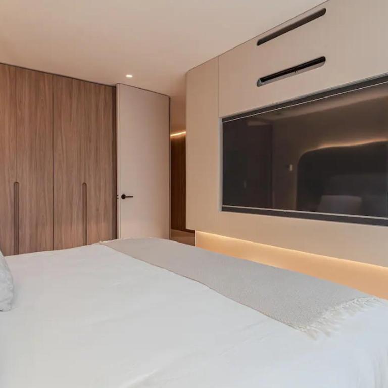 Espectacular apartamento con jacuzzi, recien remodelado, Poblado, Medellin - Three-Bedroom Apartment - 25