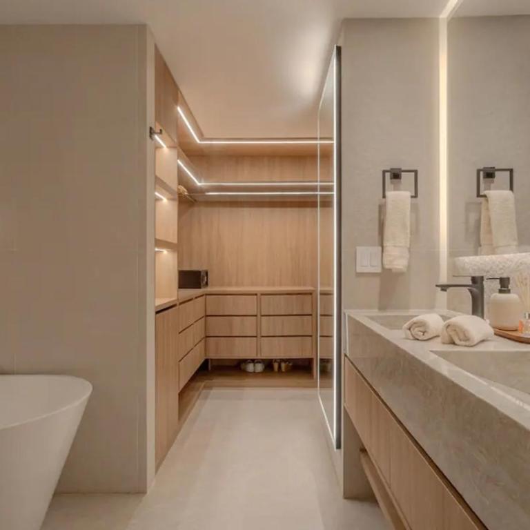 Espectacular apartamento con jacuzzi, recien remodelado, Poblado, Medellin - Three-Bedroom Apartment - 29
