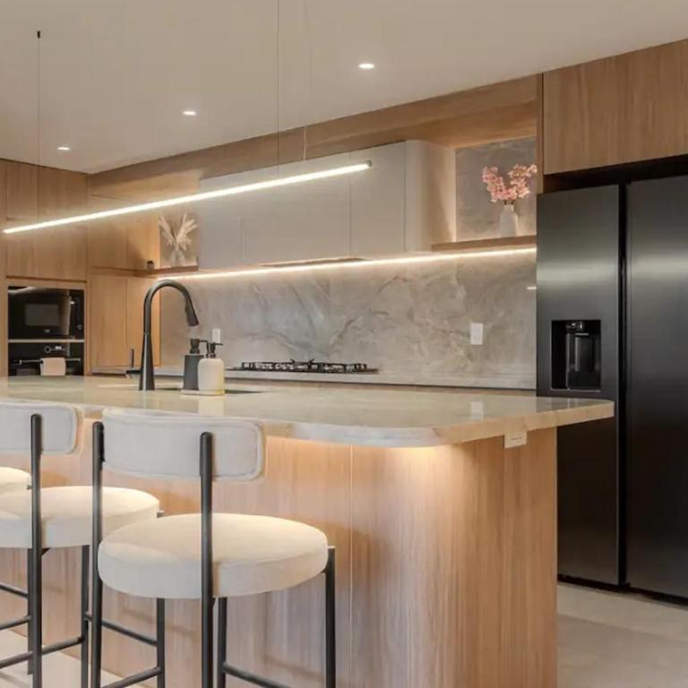 Espectacular apartamento con jacuzzi, recien remodelado, Poblado, Medellin - Three-Bedroom Apartment - 35