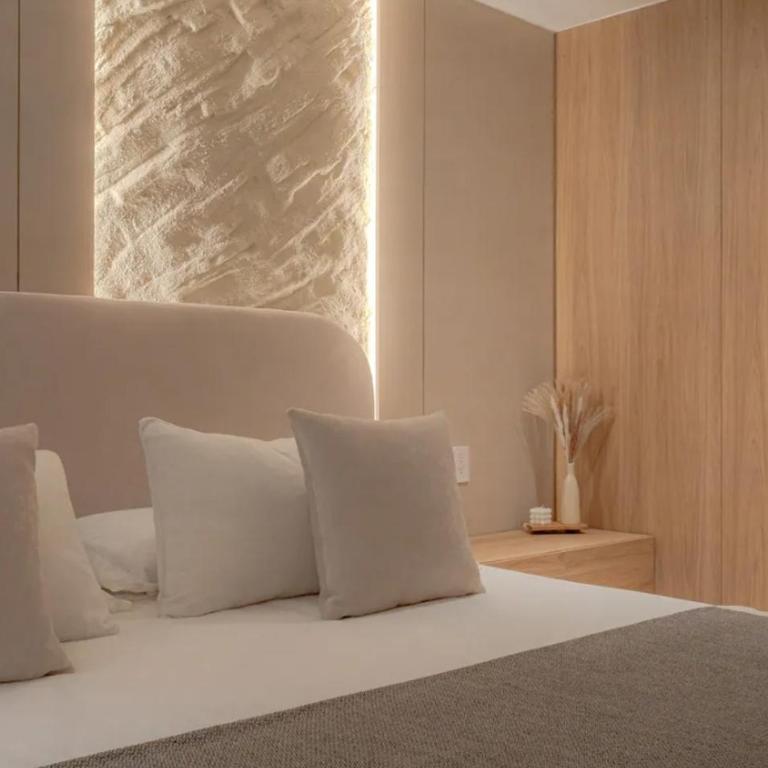 Espectacular apartamento con jacuzzi, recien remodelado, Poblado, Medellin - Three-Bedroom Apartment - 36