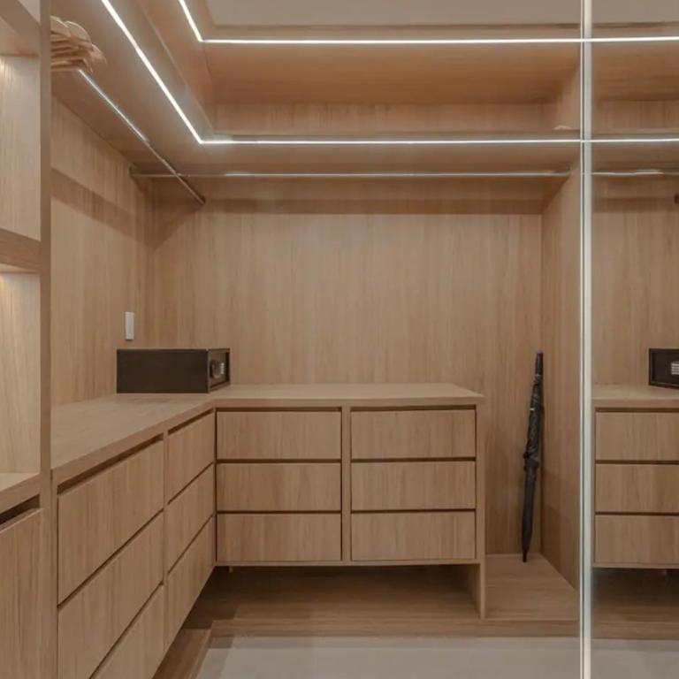 Espectacular apartamento con jacuzzi, recien remodelado, Poblado, Medellin - Three-Bedroom Apartment - 37