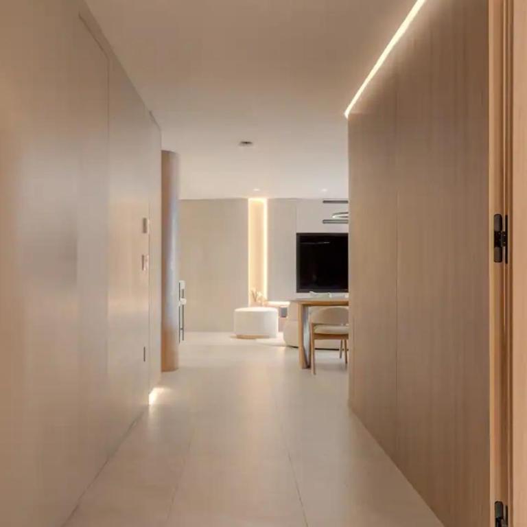 Espectacular apartamento con jacuzzi, recien remodelado, Poblado, Medellin - Three-Bedroom Apartment - 40