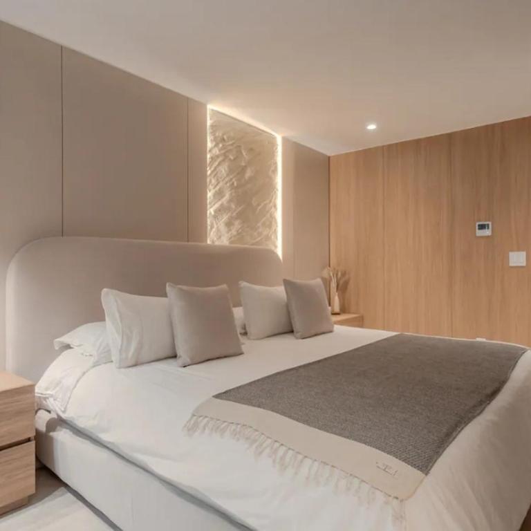 Espectacular apartamento con jacuzzi, recien remodelado, Poblado, Medellin - Three-Bedroom Apartment - 42