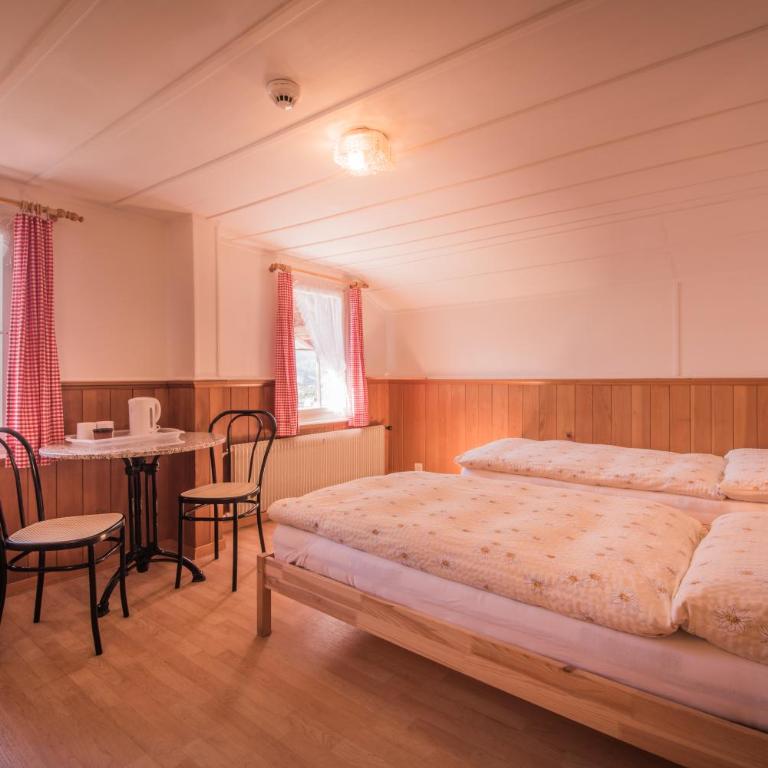 Gasthof Schoenegg B&B - Dreibettzimmer mit Gemeinschaftsdusche/ -WC - 1