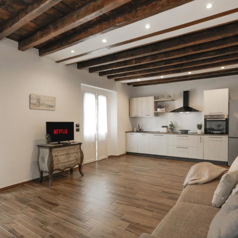 AC - Netflix - 1G Wi-Fi - 5' to the station - One-Bedroom Apartment - 16