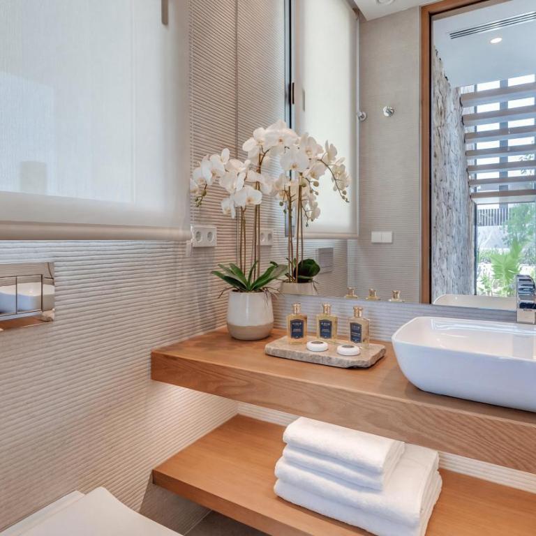 VACATION MARBELLA I Villa The Address, Brand-New Villa, Private Turquoise Pool, 6BDR, Prime Golf Valley Location, Minutes from Puerto Banus, Luxury Interiors, Private GYM, Lounge Bar - Villa Deluxe - 56