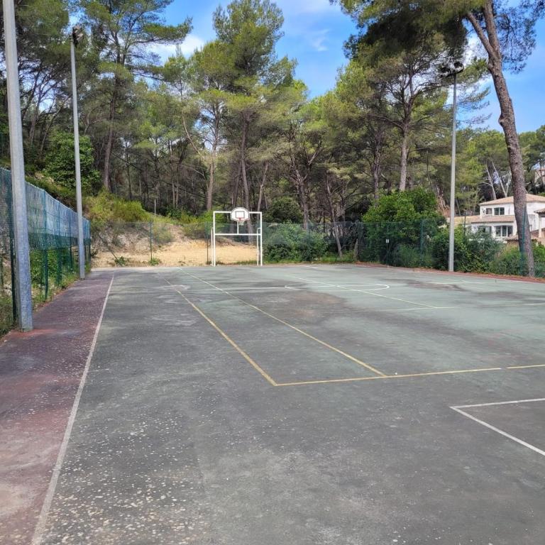 Piscine - Plage à pieds - Tennis - Basket - Pétanque - Parking privé - Matelas de qualité -Appartement 4 personnes à SANARY SUR MER - proche BANDOL - Apartment mit 1 Schlafzimmer - 6