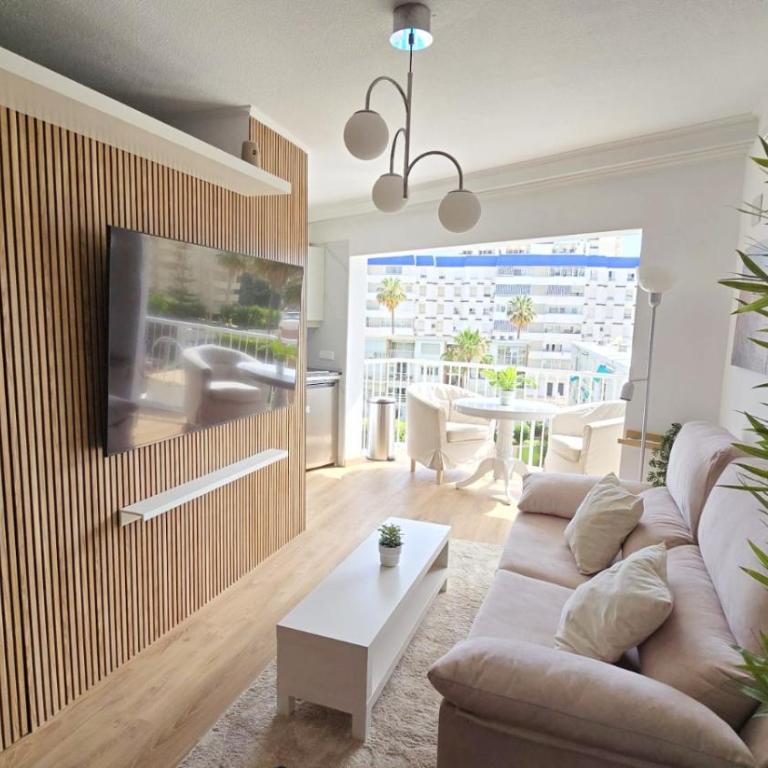 Seaside Studio Retreat in Benalmádena - Studio Apartment with Sea View - 8