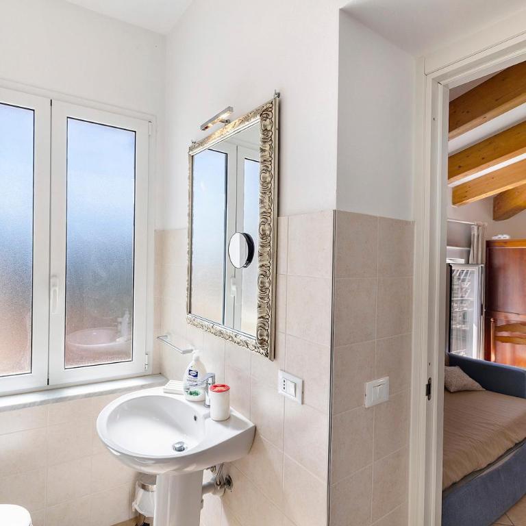 Rosa Di Mare Guest House - Vierbettzimmer mit Dusche - 7
