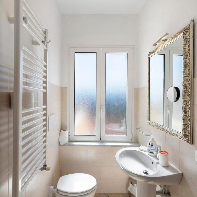 Rosa Di Mare Guest House - Vierbettzimmer mit Dusche - 8