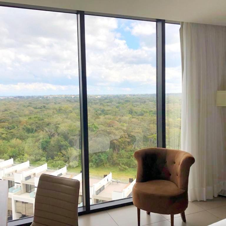 Swissotel Santa Cruz de La Sierra - Habitación Swiss Advantage con cama extragrande y vistas - 5