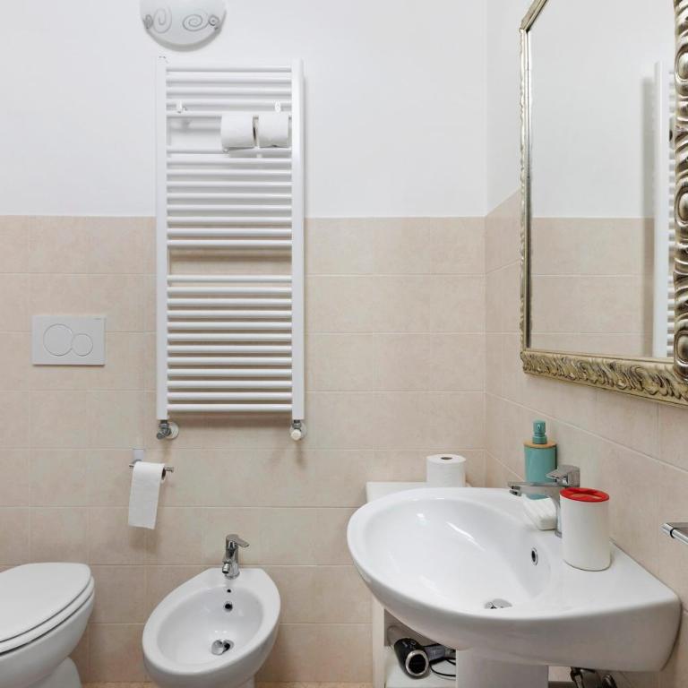 Rosa Di Mare Guest House - Vierbettzimmer mit Dusche - 5