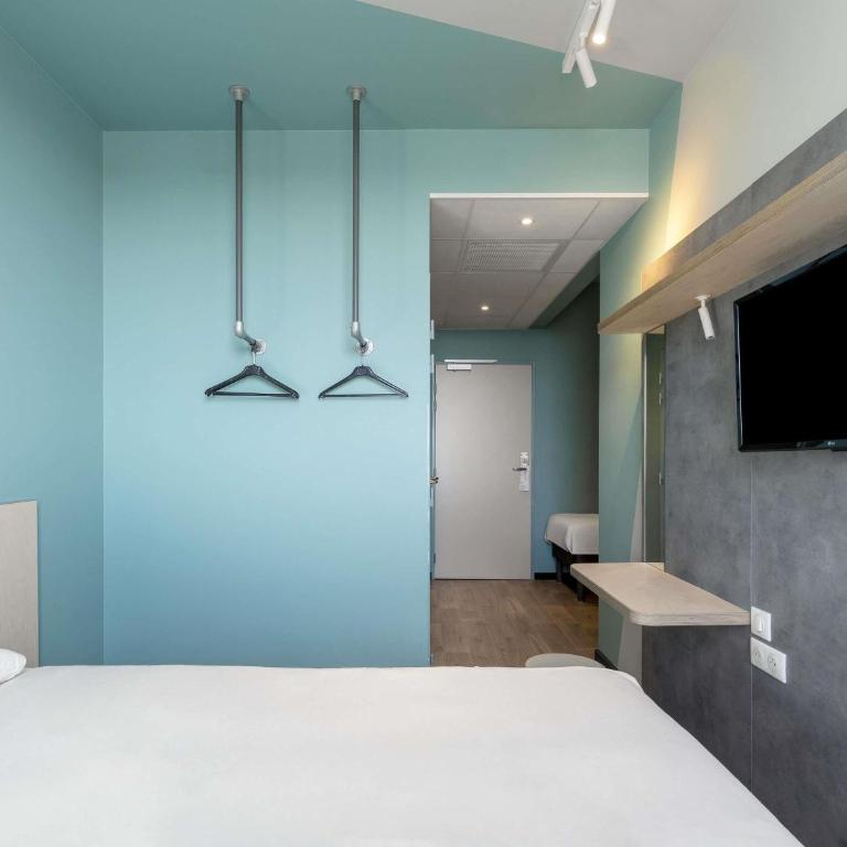 ibis budget Nancy Laxou - Chambre avec 1 Lit Double et 2 Lits Jumeaux - 2