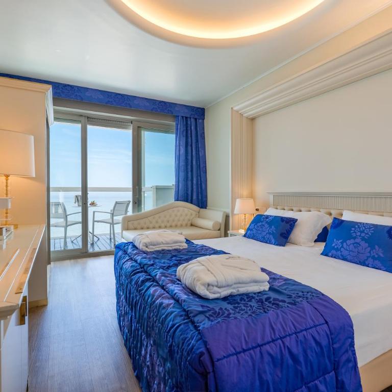 Hotel Tiffany's - King Room with Sea View - 4