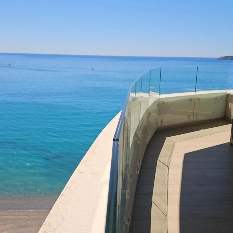 Azure Breeze Suites B - Deluxe Suite mit Meerblick - 1