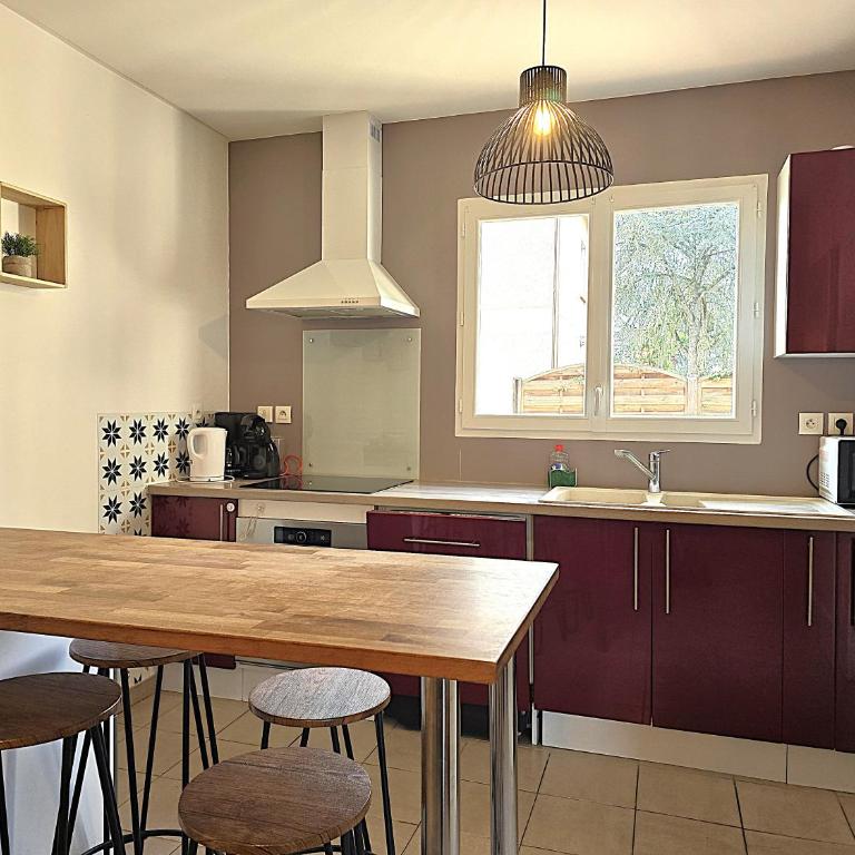 Le Clos Andrée - Charmante maison 8 personnes - 5 lits - Climatisation réversible RDC - Parking 3 véhicules - Garage - Zone Nord Montauban - Terrasse et jardin - Maison 3 Chambres - 17