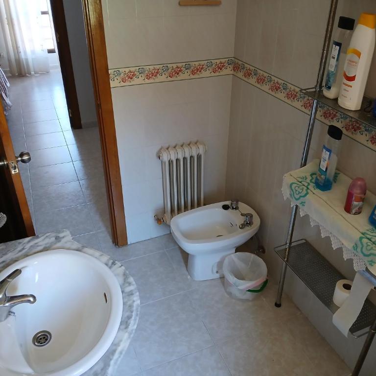 Habitacion Familiar 4 personas Toledo - Habitación Cuádruple Económica con baño compartido - 12