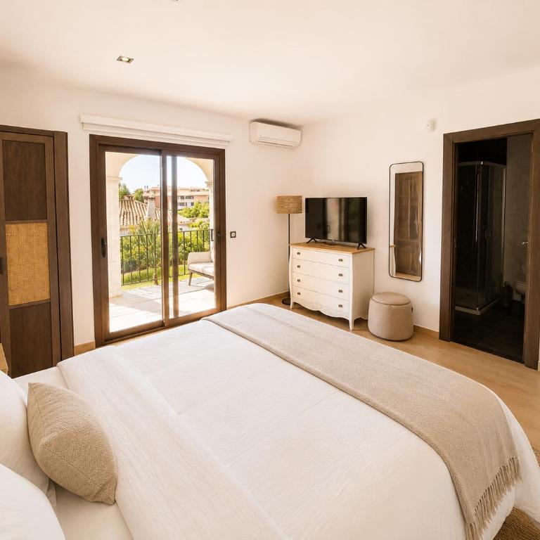 Villa with Private Pool & Mediterranean Gardens Near the Coast - Magnolia Marbella - Three-Bedroom Villa - 26