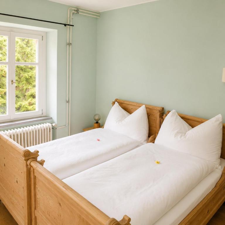 Gasthaus Crestasee - Standard Zweibettzimmer mit Gartenblick - 3