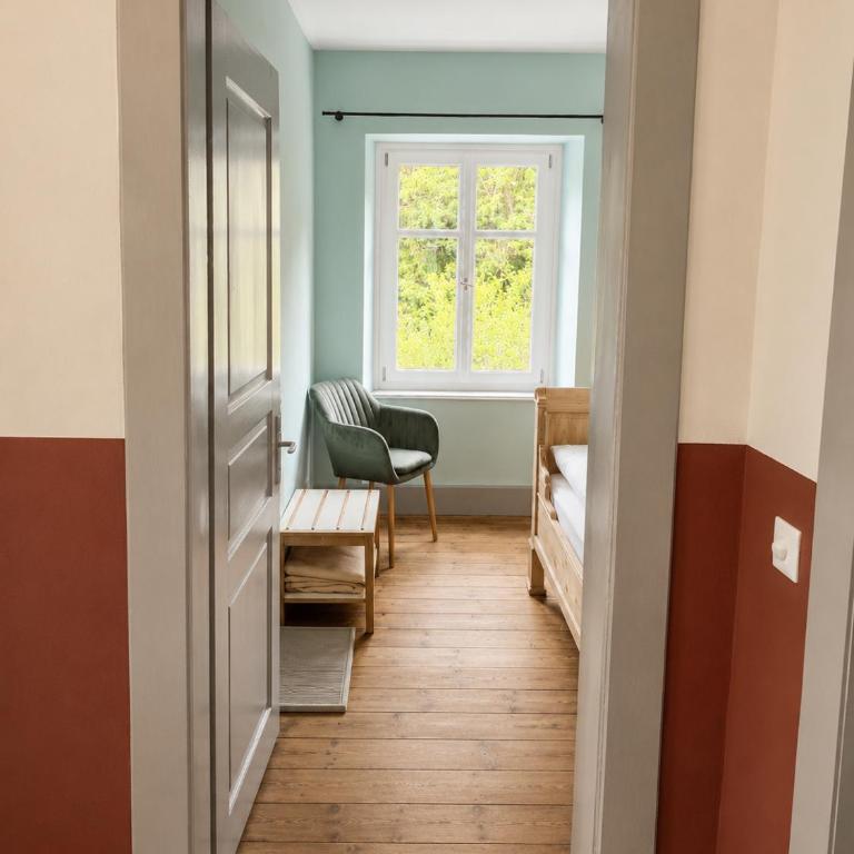 Gasthaus Crestasee - Standard Zweibettzimmer mit Gartenblick - 10