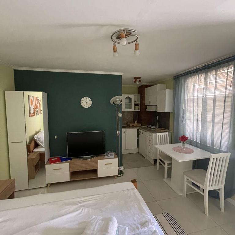 Golden Bis 3 Subotica - One-Bedroom Apartment - 10