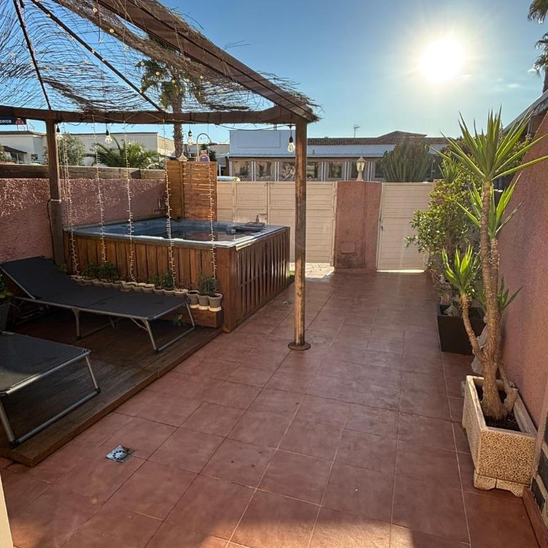 Bungalow en la Playa con Terraza Soleada, Jacuzzi, Solarium, Piscina comunitaria - Apartment mit 2 Schlafzimmern - 5