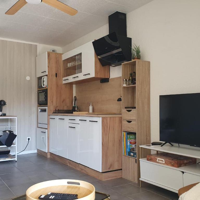 Apartment with loggia 300m from the beach - Studio - 4