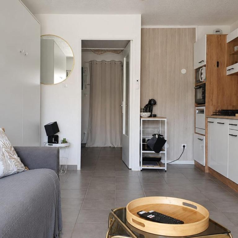 Apartment with loggia 300m from the beach - Studio - 14