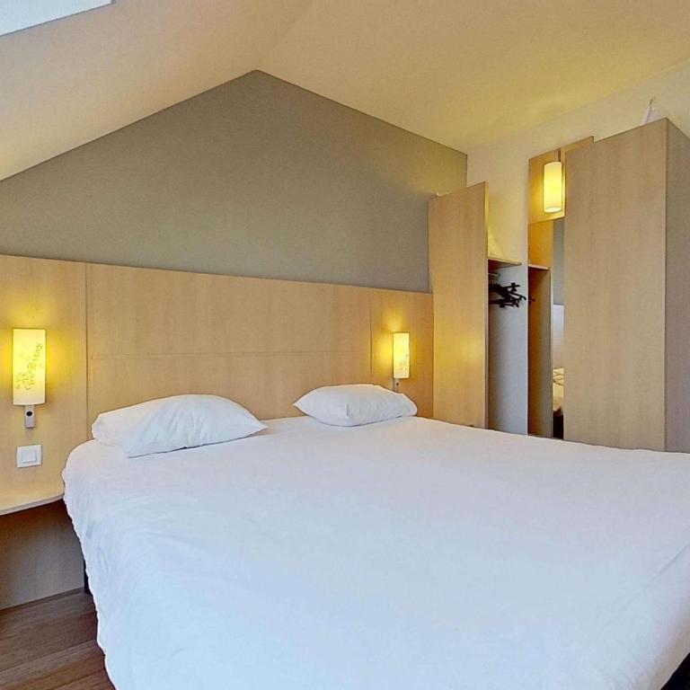 ibis Vannes - Chambre Standard avec 1 Lit Double et 1 Lit Simple - 8